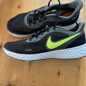 Nike Revolution 5 men’s US size 11
